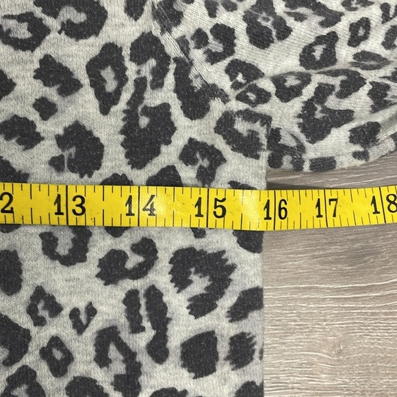 Old Navy Stretch Cardigan Long Sleeve Grey Animal Leopard Print S - Picture 7 of 16